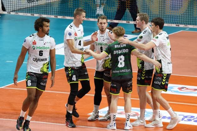 DEU, DVV, 1 VBL, BR Volleys vs Helios Grizzlys Giesen, 27 10 2023, Max Schmeling Halle, Berlin, DEU, DVV, 1 VBL, BR Volleys vs Helios Grizzlys Giesen, in the picture Giessen players circle photo Juergen Engler nordphoto GmbH nordphotoxGmbHx xEngler nph00076