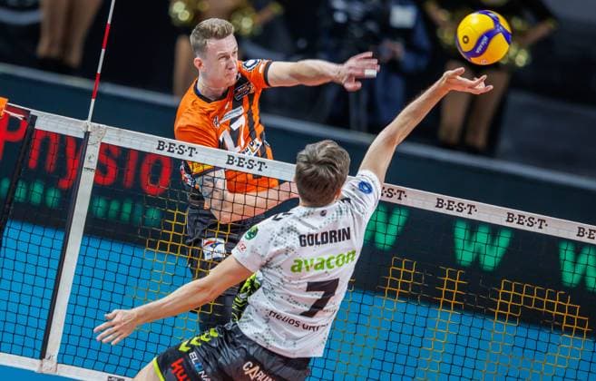 27 10 2023, Berlin, Volleyball 1 Bundesliga, Men, 1 Matchday, BR Volleys Helios Grizzlys Giesen, Max Schmeling Halle Berlins Marek Sotola l plays the ball against Iliya Goldrin of Helios Grizzlys Giesen BR Volleys Helios Grizzlys Giesen