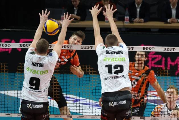 DEU, DVV, 1 VBL, BR Volleys vs Helios Grizzlys Giesen, 27 10 2023, Max Schmeling Halle, Berlin, DEU, DVV, 1 VBL, BR Volleys vs Helios Grizzlys Giesen, in picture Ruben Schott BR Volleys 13 John Hatch Giesen 9 , Jakob Guenthoer Giesen 12 Foto Juergen Engler nordphoto GmbH nordphotoxGmbHx xEngler nph00076
