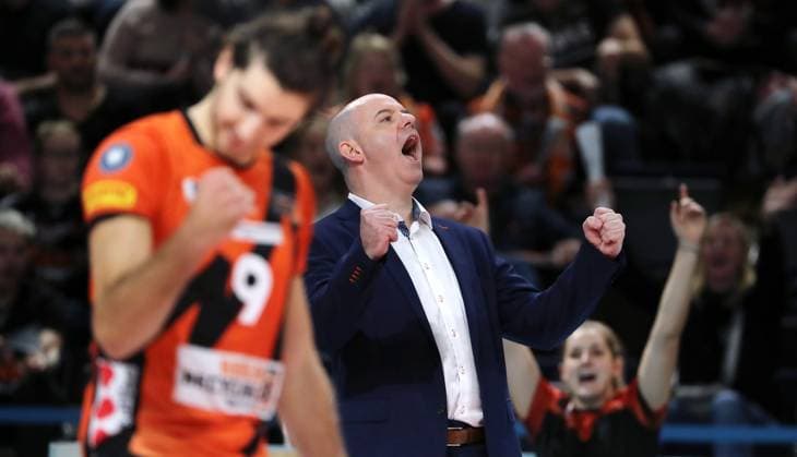 Coach Joel Banks talks to team, time out time out Sports Volleyball Bundesliga Men 1 Match Day Season 2023 2024 27 10 2023 BR Volleys Berlin BRV vs Helios Grizzlys Giesen
