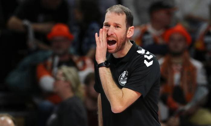Coach Itamar Stein action upper body sports volleyball Bundesliga men 1 matchday season 2023 2024 27 10 2023 BR Volleys Berlin BRV vs Helios Grizzlys Giesen