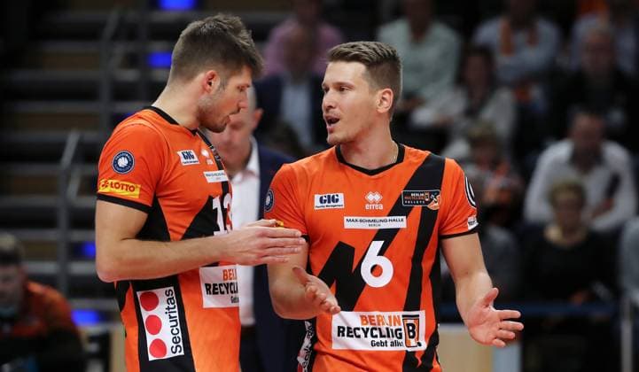 Johannes Tille talks to Ruben Schott action upper body sports volleyball Bundesliga men 1 matchday season 2023 2024 27 10 2023 BR Volleys Berlin BRV vs Helios Grizzlys Giesen