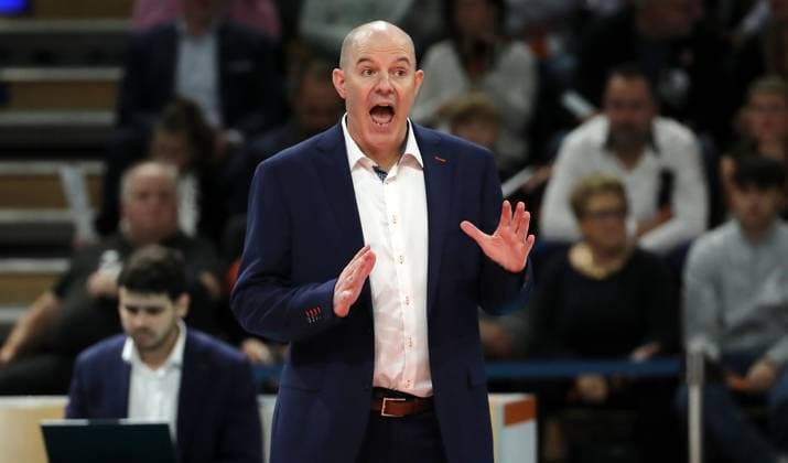 Coach Joel Banks shouting, pointing, gesturing action upper body sports volleyball Bundesliga men 1 match day season 2023 2024 27 10 2023 BR Volleys Berlin BRV vs Helios Grizzlys Giesen