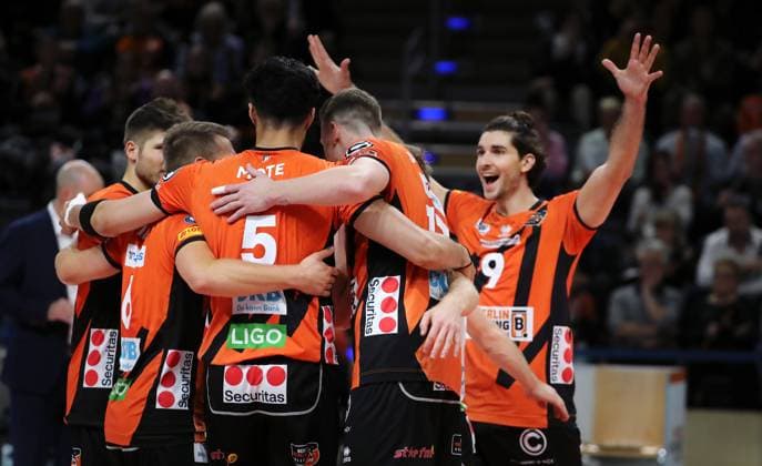 Johannes Tille, Nehemiah Mote, Marek Sotola, Timothee Carle, BR Volleys cheer after winning set Sport Volleyball Bundesliga Herren 1 Spieltag Saison 2023 2024 27 10 2023 BR Volleys Berlin BRV vs Helios Grizzlys Giesen
