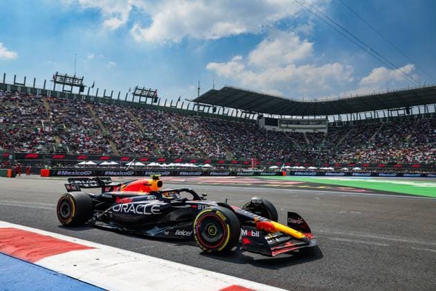 11 PEREZ Sergio (mex), Red Bull Racing RB19, action during the 2023 Formula 1 Grand Premio de la Ciudad de Mexico, 19th round of the 2023 Formula One World Championship, WM, Weltmeisterschaft from October 27 to 29, 2023 on the Autodromo Hermanos Rodriguez, in Mexico City, Mexico - F1 - MEXICO CITY GRAND PRIX 2023 DPPI Panoramic  00123042_GOOD0848