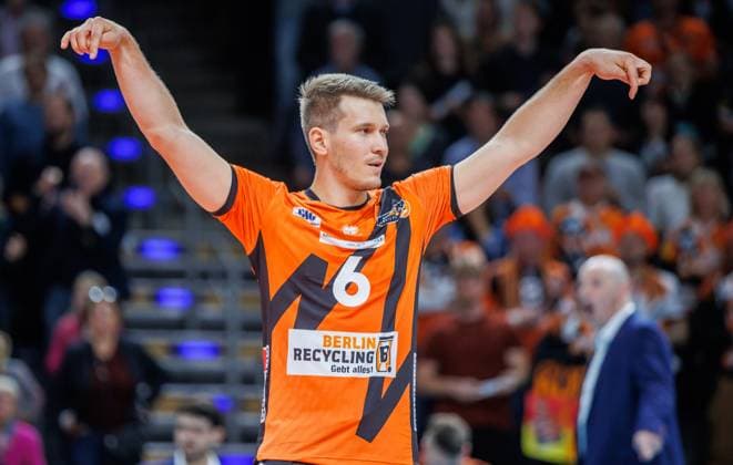 27 10 2023, Berlin, Volleyball 1 Bundesliga, men, 1 match day, BR Volleys Helios Grizzlys Giesen, Max Schmeling Halle Berlins Johannes Tille cheers after a point BR Volleys Helios Grizzlys Giesen