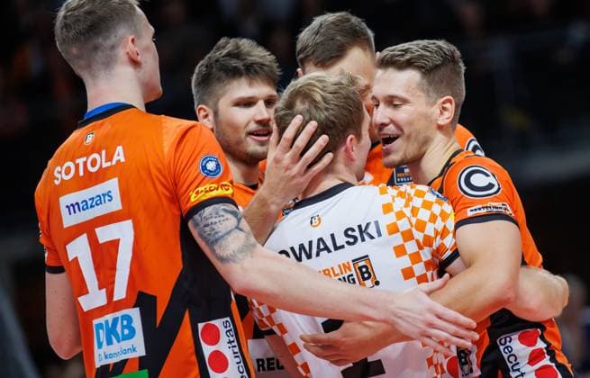 27 10 2023, Berlin, Volleyball 1 Bundesliga, men, 1 match day, BR Volleys Helios Grizzlys Giesen, Max Schmeling Halle Berlins players cheer after winning point on the court BR Volleys Helios Grizzlys Giesen