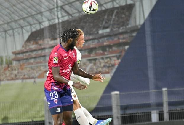 Shamar Nicholson (clermont) vs Melvin Bard (nice) FOOTBALL : Clermont Foot vs OGC Nice - Ligue 1 Uber Eats - 27 10 2023 FredericChambert Panoramic 