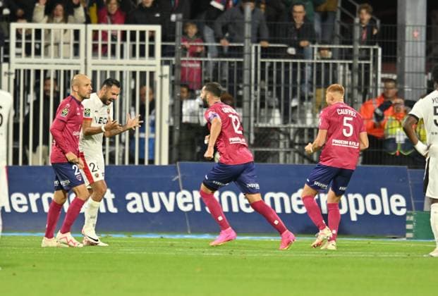 Johan Gastien (clermont) et Gaetan Laborde (nice) FOOTBALL : Clermont Foot vs OGC Nice - Ligue 1 Uber Eats - 27 10 2023 FredericChambert Panoramic 