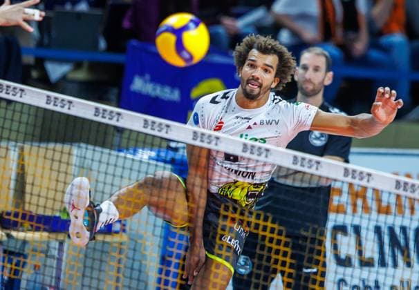 27 10 2023, Berlin, Volleyball 1 Bundesliga, men, 1 matchday, BR Volleys Helios Grizzlys Giesen, Max Schmeling Halle Michiel Ahyi of Helios Grizzlys Giesen plays the ball over the net BR Volleys Helios Grizzlys Giesen