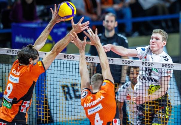 27 10 2023, Berlin, Volleyball 1 Bundesliga, men, 1 match day, BR Volleys Helios Grizzlys Giesen, Max Schmeling Halle Fedor Ivanov r l of Helios Grizzlys Giesen plays the ball through Berlins block of Timo Tammemaa and Timothee Carle BR Volleys Helios Grizzlys Giesen