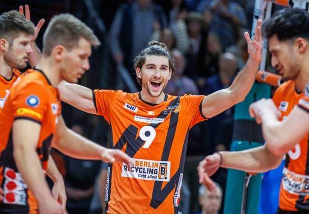 27 10 2023, Berlin, Volleyball 1 Bundesliga, men, 1 match day, BR Volleys Helios Grizzlys Giesen, Max Schmeling Halle Berlins Timothee Carle cheers after winning a point on the court BR Volleys Helios Grizzlys Giesen