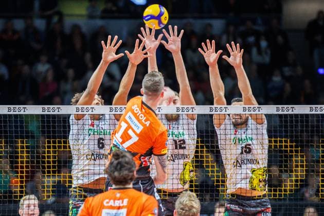 27 10 2023, Berlin, Volleyball 1 Bundesliga, Men, 1 Matchday, BR Volleys Helios Grizzlys Giesen, Max Schmeling Halle Berlins Marek Sotola 2 v r plays the ball against Giesens block of Michiel Ahyi l , Jakob Guenthoer and Lorenz Karlitzek r BR Volleys Helios Grizzlys Giesen.
