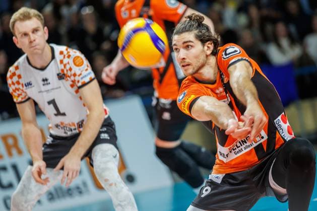 27 10 2023, Berlin, Volleyball 1 Bundesliga, men, 1 match day, BR Volleys Helios Grizzlys Giesen, Max Schmeling Halle Berlins Timothee Carle takes a ball BR Volleys Helios Grizzlys Giesen