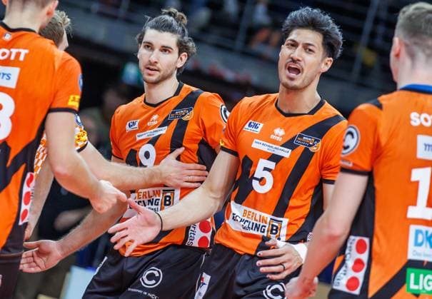 27 10 2023, Berlin, Volleyball 1 Bundesliga, Men, 1 Matchday, BR Volleys Helios Grizzlys Giesen, Max Schmeling Halle Berlins players Timothee Carle l r , Nehemiah Mote and Marek Sotola cheer after winning a point on the court BR Volleys Helios Grizzlys Giesen