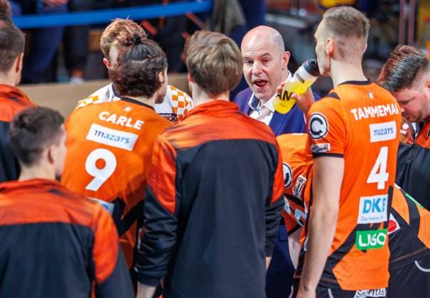 27 10 2023, Berlin, Volleyball 1 Bundesliga, men, 1 match day, BR Volleys Helios Grizzlys Giesen, Max Schmeling Halle Coach Joel Banks of Berlin Volleys discusses with his team BR Volleys Helios Grizzlys Giesen