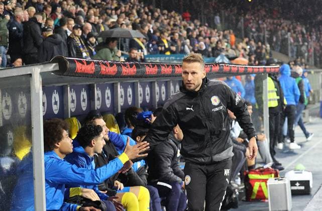 Interimstrainer Marc Pfitzner klatscht mit den Ersatzspielern vor dem Spiel ab Fussball, Herren, Saison 2023 2024, 2.BL, Eintracht Stadion, Eintracht Braunschweig gegen Fortuna Duesseldorf, 1-4 DFL REGULATIONS PROHIBIT ANY USE OF PHOTOGRAPHS AS IMAGE SEQUENCES AND OR QUASI-VIDEO. *** Interim coach Marc Pfitzner high-fives substitutes before the game Soccer, Mens, 2023 2024 season, 2 BL, Eintracht Stadium, Eintracht Braunschweig vs Fortuna Duesseldorf, 1 4 DFL REGULATES PROHIBIT ANY USE OF PHOTOGRAPHS AS IMAGE SEQUENCES AND OR QUASI VIDEO