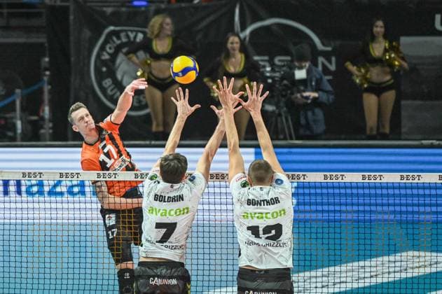 Berlin, Germany 27 October 2023 1 VBL 2023 2024 Berlin Recycling Volleys vs Helios Grizzlys Giesen In picture from left Marek Sotola BR Volleys , Iliya Goldrin Helios Grizzlys Giesen , Jakob Günthör Helios Grizzlys Giesen Max Schmeling Halle Berlin Copyright: xFotostandx xReuhlx