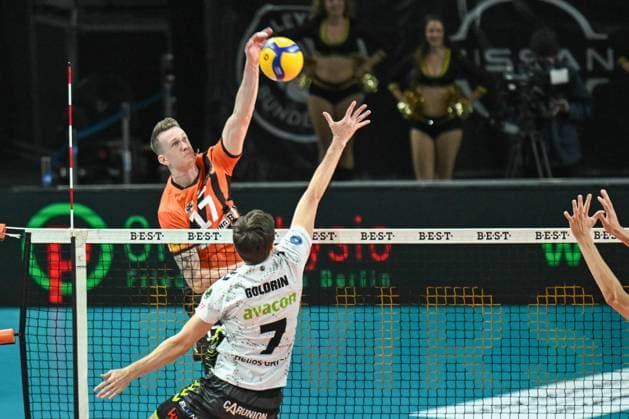Berlin, Germany 27 October 2023 1 VBL 2023 2024 Berlin Recycling Volleys vs Helios Grizzlys Giesen In picture from left in duel Marek Sotola BR Volleys , Iliya Goldrin Helios Grizzlys Giesen Max Schmeling Halle Berlin Copyright: xFotostandx xReuhlx