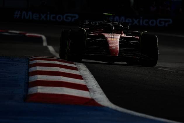55 SAINZ Carlos (spa), Scuderia Ferrari SF-23, action during the 2023 Formula 1 Grand Premio de la Ciudad de Mexico, 19th round of the 2023 Formula One World Championship, WM, Weltmeisterschaft from October 27 to 29, 2023 on the Autodromo Hermanos Rodriguez, in Mexico City, Mexico - F1 - MEXICO CITY GRAND PRIX 2023 DPPI Panoramic  00123042_G0OD3241