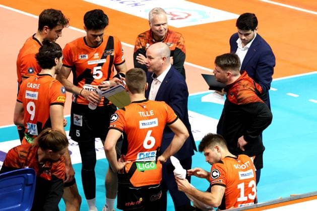 DEU, DVV, 1 VBL, BR Volleys vs Helios Grizzlys Giesen, 27 10 2023, Max Schmeling Halle, Berlin, DEU, DVV, 1 VBL, BR Volleys vs Helios Grizzlys Giesen, in picture coach Joel Banks BR Volleys , BR Volleys players circle photo Juergen Engler nordphoto GmbH nordphotoxGmbHx xEngler nph00076