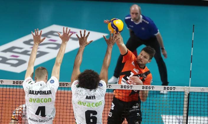 Ruben Schott in attack, Noah Baxpöhler, Michiel Ahyi duel match scene action sports volleyball Bundesliga men 1 match day season 2023 2024 27 10 2023 BR Volleys Berlin BRV vs Helios Grizzlys Giesen