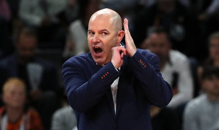 Coach Joel Banks gives undercover instructions action upper body Sports Volleyball Bundesliga Men 1 Matchday Season 2023 2024 27 10 2023 BR Volleys Berlin BRV vs Helios Grizzlys Giesen