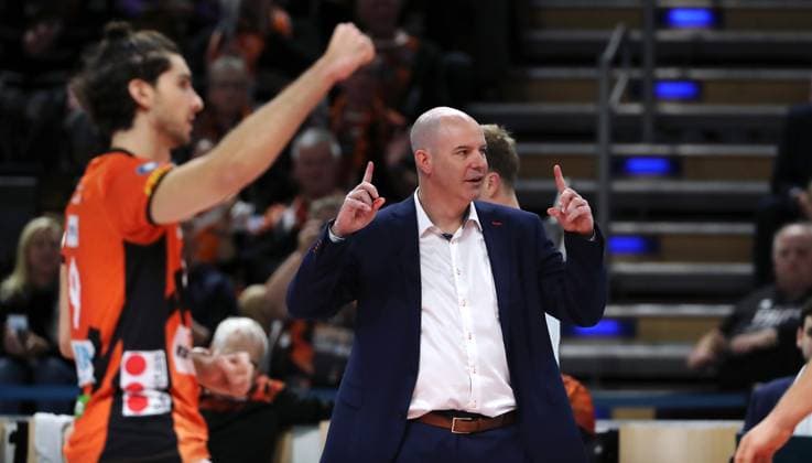 Timothee Carle, coach Joel Banks cheers joy emotion jubilation sports volleyball Bundesliga men 1 match day season 2023 2024 27 10 2023 BR Volleys Berlin BRV vs Helios Grizzlys Giesen