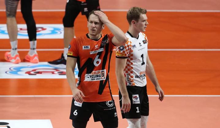 Johannes Tille pensive, Adam Kowalski action upper body sports volleyball Bundesliga men 1 matchday season 2023 2024 27 10 2023 BR Volleys Berlin BRV vs Helios Grizzlys Giesen