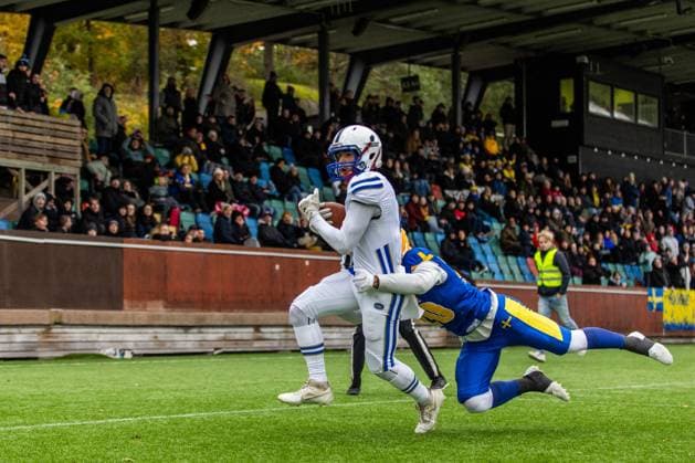 231028 Simone Boni of Italy makes a touch down while competing with Waraphon Prasopsin of Sweden during the IFAF European Championship Bronze Medal Game between Sweden and Italy on October 28, 2023 in Gothenburg Photo Michael Erichsen BILDBYRAN COP 89 MI0562 american football sweden italy ifaf european championship bronze medal game bbeng sweden sverige italy italia italien  Copyright: MICHAELxERICHSEN BB231028MI020