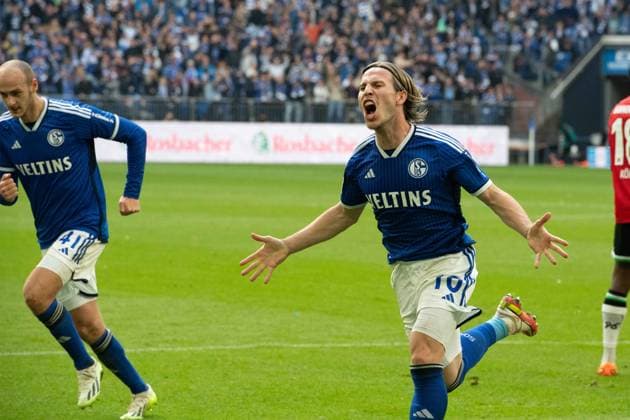 Sport Themen der Woche KW43 Sport Bilder des Tages Lino TEMPELMANN (GE) jubelt nach seinem Tor zum 2:1, Jubel, jubeln, Freude, cheers, Fussball 2. Bundesliga FC Schalke 04 (GE) - Hannover 96 (H) 3:2 am 28.10.2023 in Gelsenkirchen Deutschland. DFL regulations prohibit any use of photographs as image sequences and or quasi-video Ã‚Â *** Lino TEMPELMANN GE cheers after his goal to 2 1, cheers, jubilate, joy, cheers, football 2 Bundesliga FC Schalke 04 GE Hannover 96 H 3 2 on 28 10 2023 in Gelsenkirchen Germany DFL regulations prohibit any use of photographs as image sequences and or quasi video ÃÂ