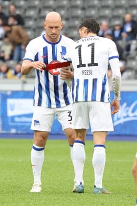 DEU, DFL, 2 FBL, Hertha BSC vs Paderborn, 28 10 2023, Berliner Olympiastadion, Berlin, DEU, DFL, 2 FBL, Hertha BSC vs Paderborn, in picture red card for Toni Leistner Hertha BSC Berlin 37 , changes the Capitainsbinde with Fabian Reese Hertha BSC Berlin 11 DFL regulations prohibit any use of Photographs as image sequences and or quasi video Foto Juergen Engler nordphoto GmbH nordphotoxGmbHx xEngler nph00076