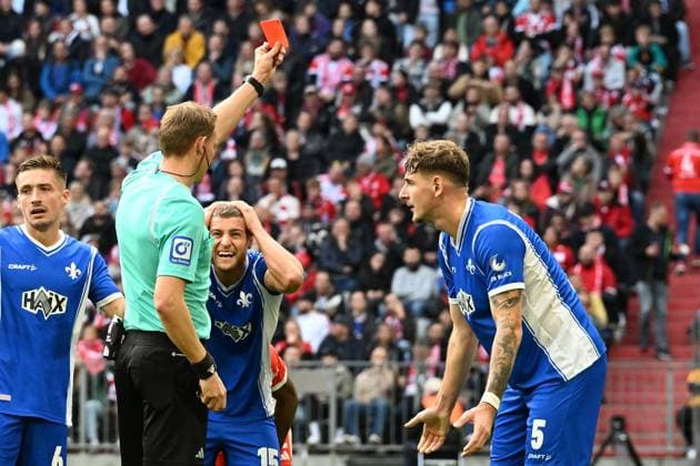 Sport Themen der Woche KW43 Sport Bilder des Tages 28.10.2023, xsltx, Fussball 1.Bundesliga, FC Bayern Muenchen - SV Darmstadt 98 emspor, v.l. Schiedsrichter Referee Martin Petersen (Stuttgart) zeigt Matej Maglica (SV Darmstadt 98) die rote Karte Notbremse Foul (DFL DFB REGULATIONS PROHIBIT ANY USE OF PHOTOGRAPHS as IMAGE SEQUENCES and or QUASI-VIDEO) Muenchen *** 28 10 2023, xsltx, football 1 Bundesliga, FC Bayern Muenchen SV Darmstadt 98 emspor, v l referee Referee Martin Petersen Stuttgart shows Matej Maglica SV Darmstadt 98 the red card emergency foul DFL DFB REGULATIONS PROHIBIT ANY USE OF PHOTOGRAPHS as IMAGE SEQUENCES and or QUASI VIDEO Muenchen