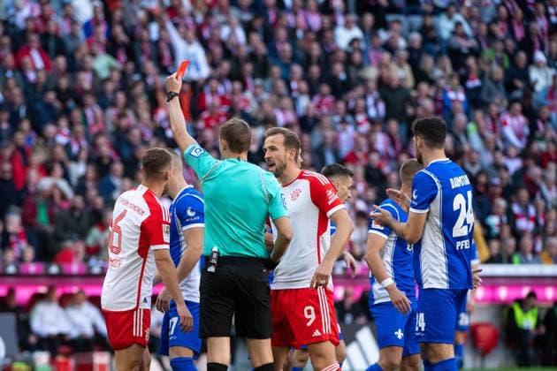 Sport Themen der Woche KW43 Sport Bilder des Tages Schiedsrichter Martin Petersen zeigt Joshua Kimmich (FC Bayern Muenchen, 06) die rote Karte, daneben Harry Kane (FC Bayern Muenchen, 09), GER, FC Bayern Muenchen (FCB) vs SV Darmstadt 98 (SVD), Fussball Bundesliga, 9. Spieltag, Saison 2023 2024, 28.10.2023 DFB DFL regulations prohibit any use of photographs as image sequences and or quasi-video GER, FC Bayern Muenchen (FCB) vs SV Darmstadt 98 (SVD), Fussball Bundesliga, 9. Spieltag, Saison 2023 2024, 28.10.2023 Muenchen *** Referee Martin Petersen shows Joshua Kimmich FC Bayern Muenchen, 06 the red card, next to him Harry Kane FC Bayern Muenchen, 09 , GER, FC Bayern Muenchen FCB vs SV Darmstadt 98 SVD , Fussball Bundesliga, 9 Spieltag, Saison 2023 2024, 28 10 2023 DFB DFL regulations prohibit any use of photographs as image sequences and or quasi video GER, FC Bayern Muenchen FCB vs SV Darmstadt 98 SVD , Fussball Bundesliga, 9 Spieltag, Saison 2023 2024, 28 10 2023 Muenchen Copyright: xEibner-Pressefoto Memmlerx EP_MMR