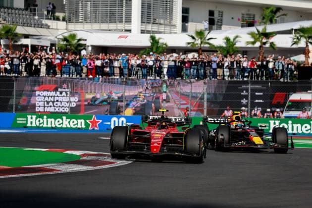 55 SAINZ Carlos (spa), Scuderia Ferrari SF-23, 11 PEREZ Sergio (mex), Red Bull Racing RB19, action during the 2023 Formula 1 Grand Premio de la Ciudad de Mexico, 19th round of the 2023 Formula One World Championship, WM, Weltmeisterschaft from October 27 to 29, 2023 on the Autodromo Hermanos Rodriguez, in Mexico City, Mexico - F1 - MEXICO CITY GRAND PRIX 2023 DPPI Panoramic  00123042_F12023GP20MEX_JK217898