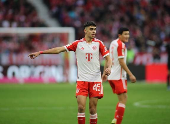 Munich, Germany 28 October 2023 Football, Men, Bundesliga, Season 2023 2024, FC Bayern München SV Darmstadt 98, Allianz Arena Aleksandar Pavlovic FC Bayern München raises right arm, extend, show, interpret DFB regulations prohibit any use of photographs as image sequences and or quasi video