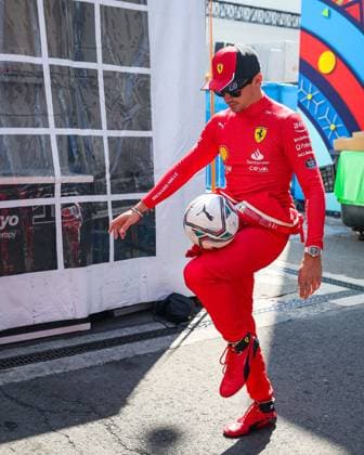 LECLERC Charles (mco), Scuderia Ferrari SF-23, playing football to warm-up during the 2023 Formula 1 Grand Premio de la Ciudad de Mexico, 19th round of the 2023 Formula One World Championship, WM, Weltmeisterschaft from October 27 to 29, 2023 on the Autodromo Hermanos Rodriguez, in Mexico City, Mexico - F1 - MEXICO CITY GRAND PRIX 2023 DPPI Panoramic  00123042_GOOD3782