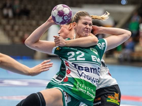 Sport Themen der Woche KW43 Sport Bilder des Tages Sina Ehmann (Frisch Auf Frauen, 22) im Zweikampf, Frisch Auf Goeppingen vs. HL Buchholz 08-Rosengarten, Handball, Frauen, 2. Bundesliga, 28.10.2023 EIBNER Michael Schmidt Frisch Auf Goeppingen vs. HL Buchholz 08-Rosengarten, Handball, Frauen, 2. Bundesliga, 28.10.2023 Goeppingen *** Sina Ehmann Frisch Auf women, 22 in duel, Frisch Auf Goeppingen vs HL Buchholz 08 Rosengarten, handball, women, 2 Bundesliga, 28 10 2023 EIBNER Michael Schmidt Frisch Auf Goeppingen vs HL Buchholz 08 Rosengarten, handball, women, 2 Bundesliga, 28 10 2023 Goeppingen Copyright: xEIBNER MichaelxSchmidtx EP_MST