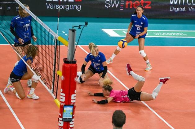 28 10 2023, GER, volleyball, 1 Bundesliga women 2023 2024, VC Wiesbaden SSC Palmberg Schwerin libera Rene Sain pink jersey, Wiesbaden makes long to play the ball still Wiesbaden Sporthalle am Platz der Deutschen Hessen Germany