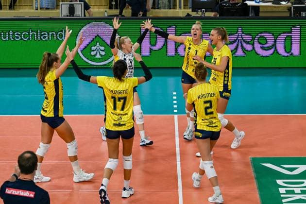 28 10 2023, GER, Volleyball, 1 Bundesliga Women 2023 2024, VC Wiesbaden SSC Palmberg Schwerin outside attacker Nova Marring 6 Schwerin , libera Anna Pogany 4 Schwerin , outside attacker Linda Bock 1 Schwerin , middle blocker Indy Baijens 16 Schwerin , setter Pia Kästner 2 Schwerin and diagonal player Tutku Burcu Yüzgenc 17 Schwerin energetically celebrate a point Wiesbaden Sporthalle am Platz der Deutschen Hessen Germany