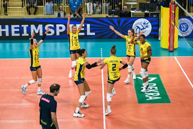 28 10 2023, GER, Volleyball, 1 Bundesliga Women 2023 2024, VC Wiesbaden SSC Palmberg Schwerin outside attacker Linda Bock 1 Schwerin , middle blocker Indy Baijens 16 Schwerin , outside attacker Nova Marring 6 Schwerin , middle blocker Jazmine White 14 Schwerin , setter Pia Kästner 2 Schwerin and diagonal player Tutku Burcu Yüzgenc 17 Schwerin energetically celebrate a point Wiesbaden Sporthalle am Platz der Deutschen Hessen Germany