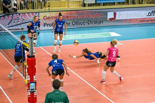 28 10 2023, GER, Volleyball, 1 Bundesliga Women 2023 2024, VC Wiesbaden SSC Palmberg Schwerin outside attacker Jaidyn Blanchfield 2 Wiesbaden jumps and makes long to play the ball Wiesbaden Sporthalle am Platz der Deutschen Hessen Germany