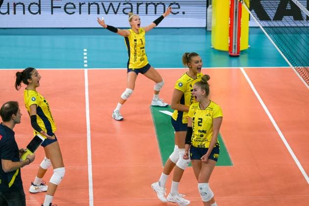 28 10 2023, GER, Volleyball, 1 Bundesliga Women 2023 2024, VC Wiesbaden SSC Palmberg Schwerin diagonal player Tutku Burcu Yüzgenc 17 Schwerin , outside hitter Linda Bock 1 Schwerin , middle blocker Indy Baijens 16 Schwerin and setter Pia Kästner 2 Schwerin celebrate a point Wiesbaden Sporthalle am Platz der Deutschen Hessen Germany