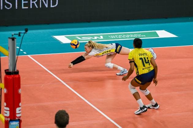 28 10 2023, GER, Volleyball, 1 Bundesliga Women 2023 2024, VC Wiesbaden SSC Palmberg Schwerin Libera Anna Pogany 4 Schwerin plays the ball in the jump Wiesbaden Sporthalle am Platz der Deutschen Hessen Germany.