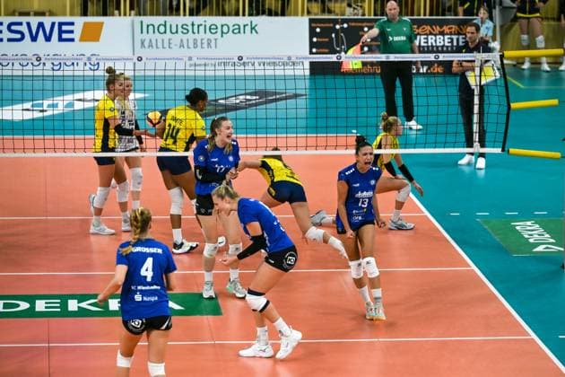 28 10 2023, GER, Volleyball, 1 Bundesliga Women 2023 2024, VC Wiesbaden SSC Palmberg Schwerin diagonal player Izabella Rapacz 16 Wiesbaden ,middle blocker Rachel Anderson 17 Wiesbaden and setter Milana Bozic 13 Wiesbaden energetically celebrate a point Wiesbaden Sporthalle am Platz der Deutschen Hessen Germany
