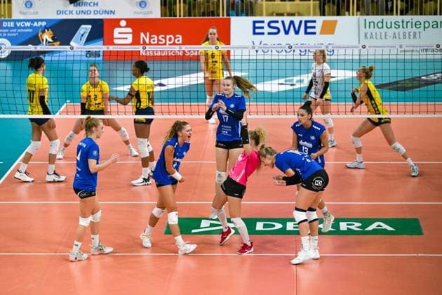 28 10 2023, GER, volleyball, 1 Bundesliga women 2023 2024, VC Wiesbaden SSC Palmberg Schwerin The players of Wiesbaden cheer a point Wiesbaden sports hall at the place of the German Hesse Germany