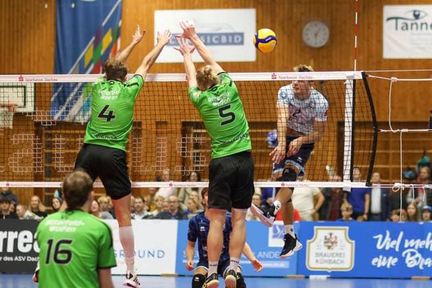 Players at the net, ASV Dachau vs VC Bitterfeld Wolfen, Volleyball, Volleyball 1 Bundesliga, 1 Matchday, Season 23 24, 28 10 2023, ASV Dachau vs VC Bitterfeld Wolfen, Volleyball, Volleyball 1 Bundesliga, 1 Matchday, Season 23 24, 28 10 2023 Dachau Copyright: xEibner-Pressefoto JennixMaulx EP_JML