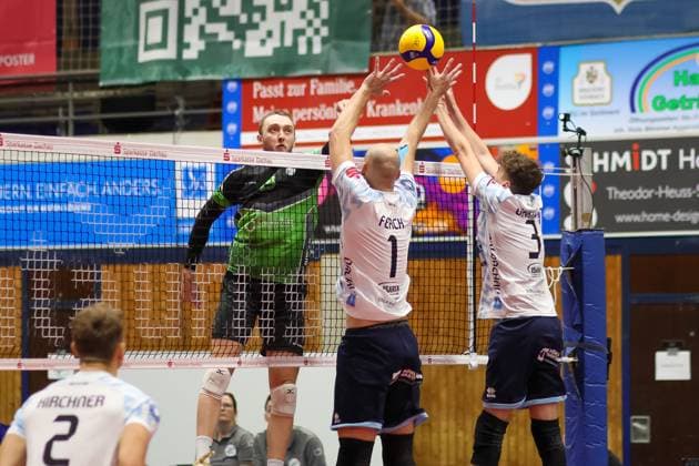 Logan House VC Bitterfeld Wolfen, 08 with Iven Ferch ASV Dachau, 01 and Moritz Gaertner ASV Dachau, 03 , ASV Dachau vs VC Bitterfeld Wolfen, Volleyball, Volleyball 1 Bundesliga, 1 Matchday, Season 23 24, 28 10 2023, ASV Dachau vs VC Bitterfeld Wolfen, Volleyball, Volleyball 1 Bundesliga, 1 Matchday, Season 23 24, 28 10 2023 Dachau. Copyright: xEibner-Pressefoto JennixMaulx EP_JML