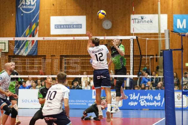 Players at the net, Tobias Besenboeck ASV Dachau, 12 ASV Dachau vs VC Bitterfeld Wolfen, Volleyball, Volleyball 1 Bundesliga, 1 Matchday, Season 23 24, 28 10 2023, ASV Dachau vs VC Bitterfeld Wolfen, Volleyball, Volleyball 1 Bundesliga, 1 Matchday, Season 23 24, 28 10 2023 Dachau Copyright: xEibner-Pressefoto JennixMaulx EP_JML