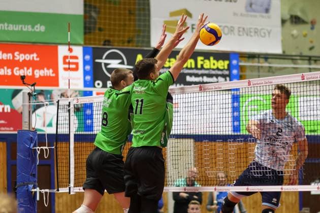 Daniel Kirchner ASV Dachau, 02 with Logan House VC Bitterfeld Wolfen, 08 and Sebastian Lucas Roesler VC Bitterfeld Wolfen, 11 at the net, ASV Dachau vs VC Bitterfeld Wolfen, Volleyball, Volleyball 1 Bundesliga, 1 match day, season 23 24, 28 10 2023, ASV Dachau vs VC Bitterfeld Wolfen, Volleyball, Volleyball 1 Bundesliga, 1 match day, season 23 24, 28 10 2023 Dachau Copyright: xEibner-Pressefoto JennixMaulx EP_JML